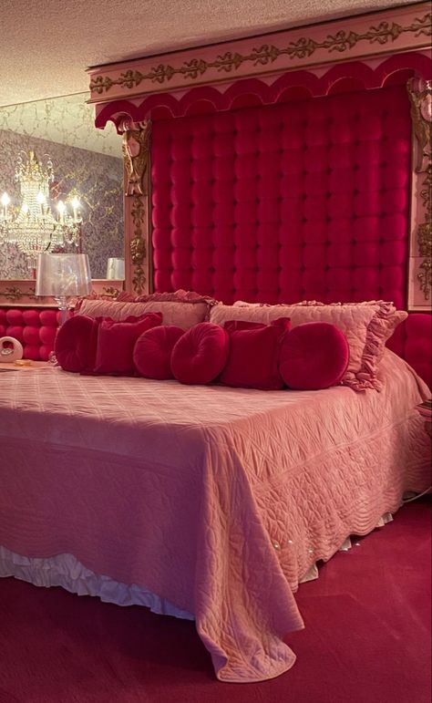 Red And Pink Room Ideas, Red Vintage Room, Trashy Bedroom, Princess Bedroom Aesthetic, Pink And Red Room, Lovecore Bedroom, Red And Pink Bedroom, Pink And Red Bedroom, Red Room Ideas