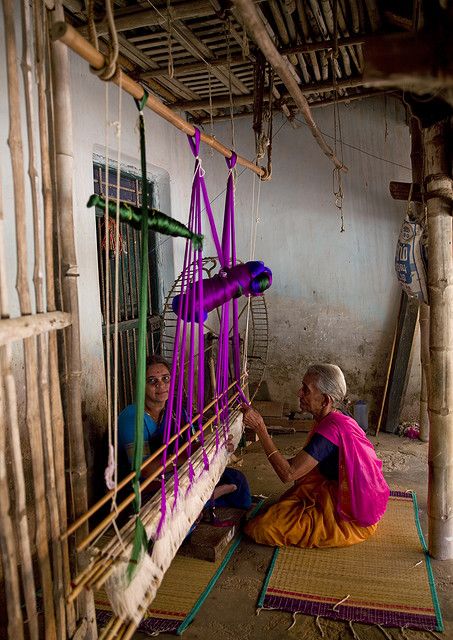 Women weaving on a traditional loom - Tamil Nadu - India Indian Handloom Weaving, Indian Miniatures, Mother India, Eric Lafforgue, Types Of Weaving, Handloom Weaving, Silk Weaving, Textil Design, Indian Textiles