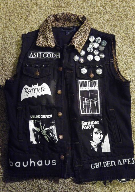 Goth Diy Jacket, Goth Battle Vest, Battle Vest Outfit, Goth Battle Jacket, Diy Alternative Clothes, Goth Vest, Rock Vest, Gothic Diy, Enby Fashion