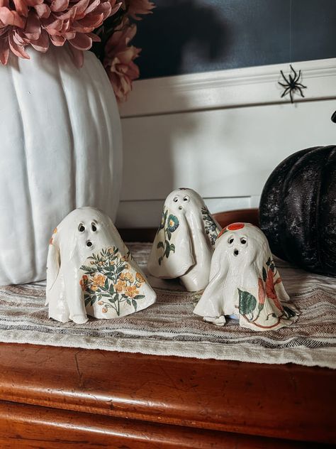 DIY Floral Clay Ghosts – Easy & Affordable Halloween Craft Vintage Inspired Halloween Crafts, Ceramic Ghost Diy, Cloth Ghost Diy, Diy Modge Podge Ghosts, Clay Ghosts Diy Tutorial, Air Dry Clay Ideas For Fall, Air Dry Clay Ghosts Diy, Spooky Craft Ideas, Fall Halloween Crafts Diy