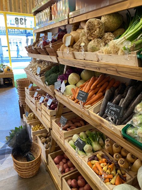 Grocery Store Vegetable Display, Organic Food Shop Design, Farm Grocery Store, Small Farm Shop Ideas, Farm Stand Product Ideas, Farm Store Display, Vegetable Store Design, Organic Store Design, Market Garden Layout