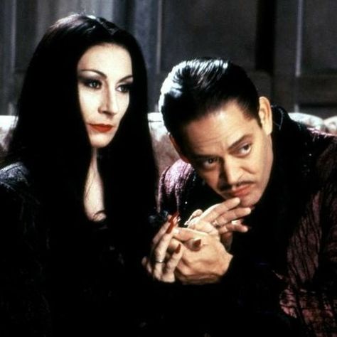 Los Addams, Morticia And Gomez Addams, Gomez And Morticia, Gomez Addams, Tim Burton Films, Morticia Addams, Adams Family, Gothic Romance, Romantic Goth