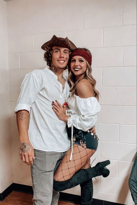 Pirate Costume Couple, Disfarces Halloween, Fun Halloween Costumes, Solo Halloween Costume Ideas, Cute Couples Costumes, Unique Couple Halloween Costumes, Hot Halloween Outfits, Pirate Halloween Costumes, Costumes For Halloween