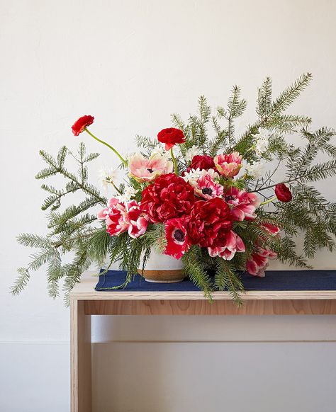 Christmas Flower Arrangements Ideas, Flower Garden Aesthetic, Flower Arrangements Ideas, Christmas Arrangements Centerpieces, Holiday Flower Arrangements, Winter Flower Arrangements, Christmas Flower Decorations, Holiday Floral Arrangements, Winter Floral Arrangements