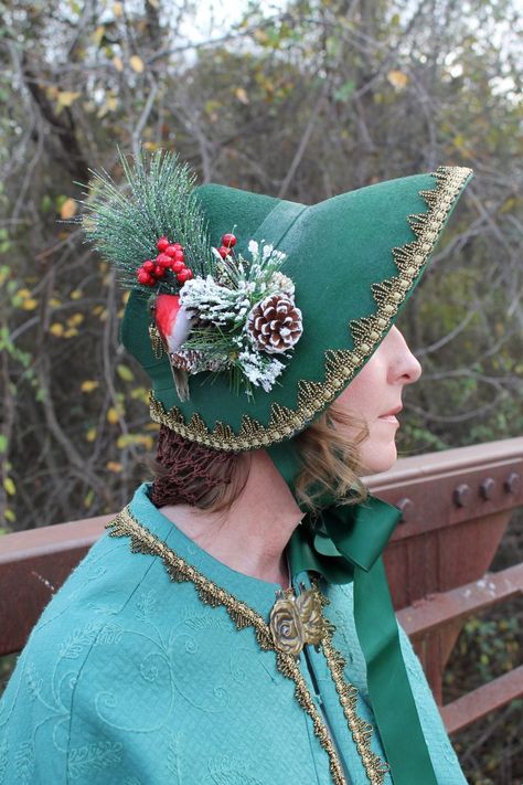 A Dickens Cloak and Bonnet for Under $20 is a tutorial with helpful tips and clear images designed to inspire readers to create their own. Victorian Cloak, Christmas Costumes Diy, Christmas Bonnet, Christmas Costumes Women, Dickens Christmas Carol, Diy Costumes Women, Costumes Couples, Costumes Diy, Victorian Hats