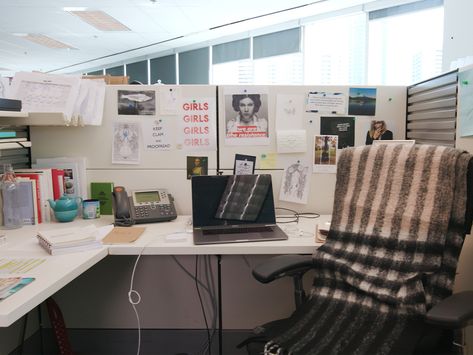 How To Create A Healthy And Happy Cubicle For Under $50 | Chatelaine Cozy Cubicle Office, Corporate Cubicle Decor, Classy Cubicle Decor, Cubical Aesthetic, Worklife Aesthetic, Office Cube Decorating Ideas, Office Cubicle Aesthetic, Workspace Ideas Office, Modern Cubicle Decor