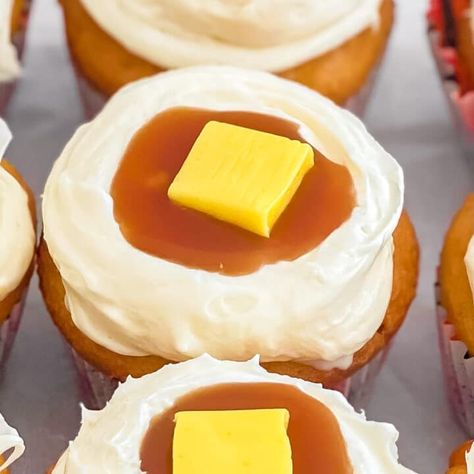 "Mashed Potato" Cupcakes - The Glutenless Maximus Potato Cupcakes, Hamburger Cupcakes, Mashed Potatoes Thanksgiving, Thanksgiving Cupcakes, Frozen Cupcakes, Thanksgiving Potluck, Fall Cupcakes, Gluten Free Thanksgiving, Vanilla Cupcake Recipe