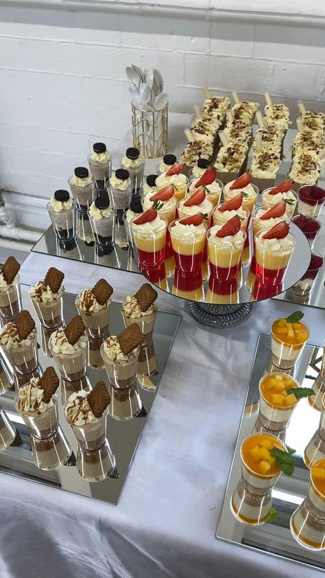 Cheap Wedding Favor Ideas, Graduation Desserts, Dessert Shooters, Mini Dessert Cups, Wedding Favor Ideas, Catering Ideas Food, Party Food Buffet, Party Food Platters, Wedding Dessert Table