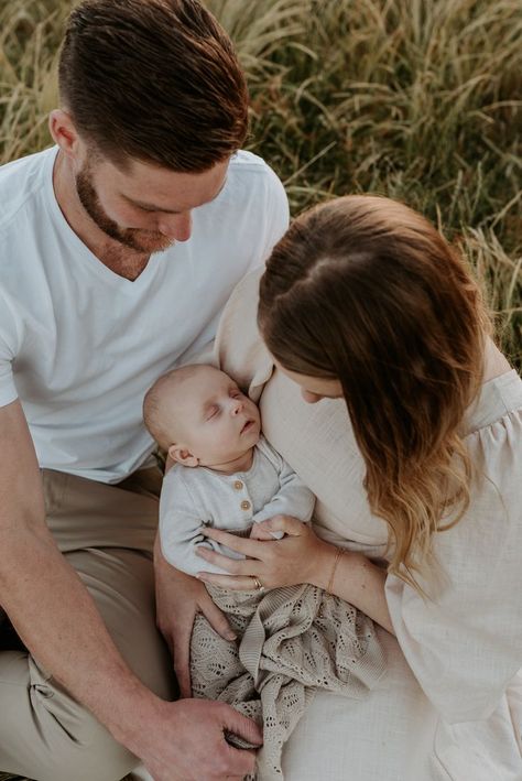 Newborn Beach Photography, Fall Newborn Pictures, Outdoor Newborn Photos, Outdoor Newborn Photography, Outdoor Family Photoshoot, Newborn Family Pictures, First Family Photos, Foto Newborn, Family Photos With Baby