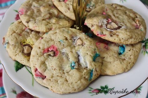 Whopper robin egg cookies!!!  One of my favorite candies of all time mixed with cookies???  Awesome! Vilseck Germany, Robin Eggs, Egg Cookies, Easter Egg Candy, I Am Baker, No Egg Cookies, Kid Friendly Snack, Spring Cookies, Perfect Cookie