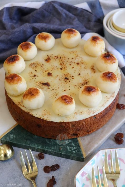 Simnel Cake! Simnel Cake Recipe, Simnel Cake Easter, Easter Bake, Easter Fruit, Simnel Cake, Traditional Desserts, Janes Patisserie, Glace Cherries, Christmas Cake Recipes