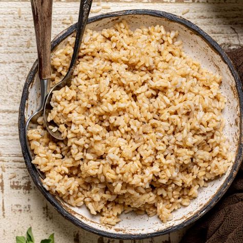 How to Cook Fluffy Brown Rice How To Cook Long Grain Brown Rice, Brown Rice Cooking Instructions, Stovetop Brown Rice, How To Make Brown Rice, Brown Rice In Microwave, How To Cook Brown Rice, Brown Rice Recipes Seasoned, Brown Rice Recipes Easy, Fluffy Brown Rice