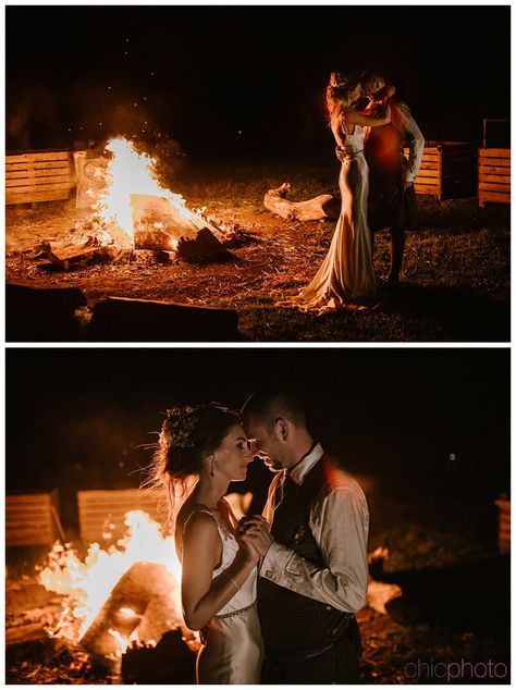 Bonfire Night Wedding Ideas, Outdoor Wedding Reception Bonfire, Campfire Wedding Dress, Wedding Bonfire Ideas, Campfire Wedding Photos, Fall Bonfire Wedding Receptions, Bonfire Wedding Ceremony, Bonfire Wedding Photos, Bonfire At Wedding