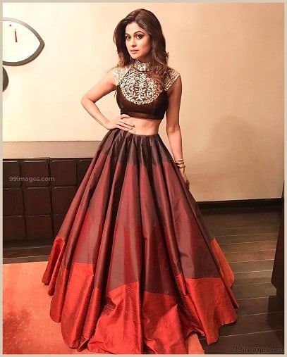 Black Ghagra, Top And Skirt Indian, Crop Top And Skirt Indian, Wedding Planner Outfit, Skirt Indian, Saree Bollywood, Crop Top And Skirt, Indian Party, Indian Party Wear