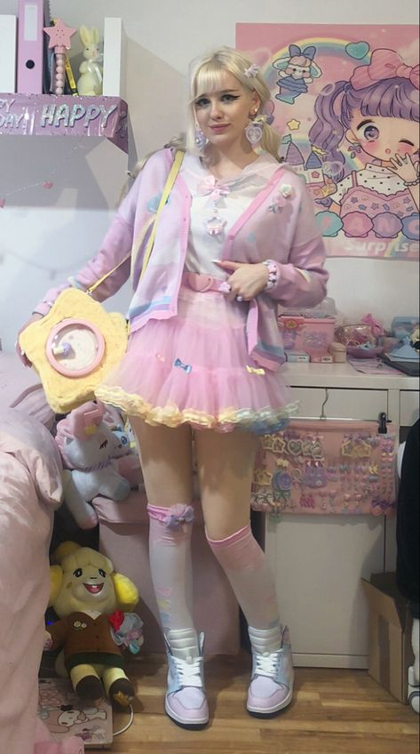 Pink Aesthetic Fits, Fairy Kei Fashion Harajuku Style, Yume Kawaii Outfit Ideas, Candy Core Outfits, Pastelcore Outfits, Fairykei Outfit, Cutesy Poses, Rainbowcore Fashion, Yume Kawaii Fashion