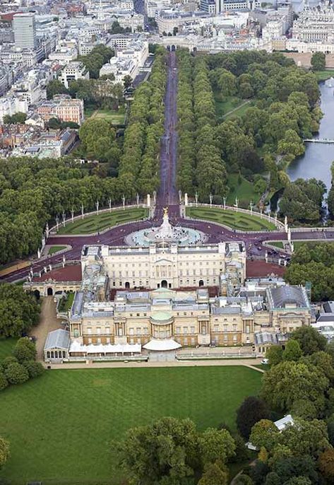 Why the Queen won't return to Buckingham Palace | HELLO! Kensington Palace Gardens, Buckingham Palace Gardens, Kate Und William, Queen Summer, London Residence, Palace Garden, Summer Garden Party, Royal Garden, Royal Residence