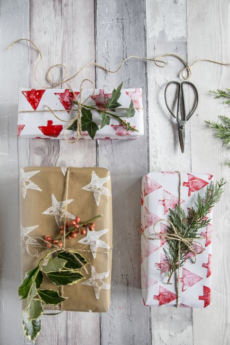 Printing Wrapping Paper, Upcycled Wrapping Paper, Brown Paper Present Wrapping, Diy Printed Wrapping Paper, Home Made Christmas Wrapping Paper, Potato Print Wrapping Paper, Sustainable Christmas Wrapping, Homemade Christmas Wrapping Paper, Homemade Wrapping Paper