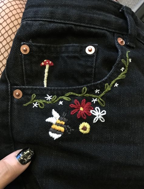 Embroidery Back Pocket Jeans, Embroidery On Jean Pockets, Floral Embroidery Jeans, Black Jean Embroidery, Jeans Back Pocket Embroidery, Embroidery Flowers On Jeans, Embroidery Patterns On Clothes, Embroidery On Black Jeans, Embroidery Ideas Jeans