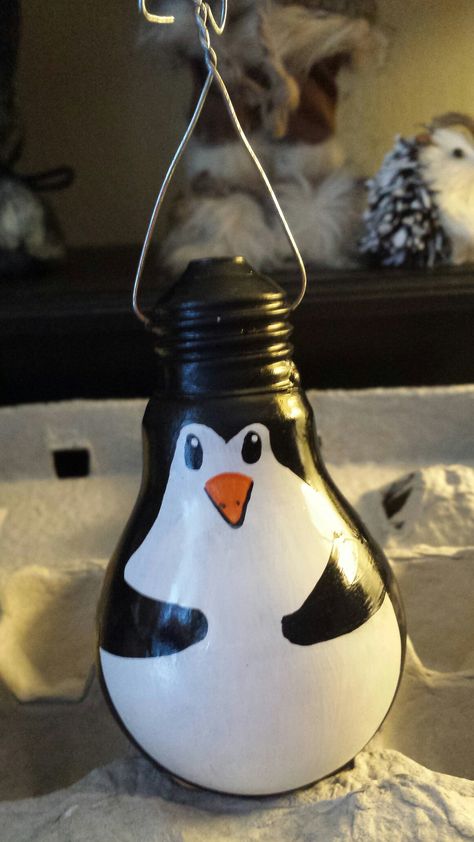 Penguin Light Bulb Ornaments, Christmas Lightbulb Ornaments, Penguin Christmas Decorations Diy, Bulb Decoration Ideas Lightbulbs, Light Bulb Ornaments Diy Ideas, Bulb Art Paint, Light Bulb Painting Ideas, Bulb Painting Ideas, Diy Light Bulb Crafts