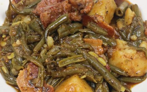 Smothered Green Beans, Beans Potatoes, Beans And Potatoes, Green Beans With Bacon, String Beans, Cajun Dishes, Cajun Food, Popular Side Dishes, Southern Recipes Soul Food