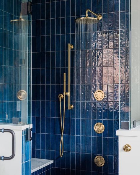 Bathroom Inspiration Blue, Blue Bathroom Ideas Decoration, Bathroom Interior Design Modern Grey, Blue And White Bathroom Ideas, Bathroom Tiles Blue, Bathroom Vanity Blue, White Bathroom Inspiration, Blue Bathroom Paint, Inviting Bathroom