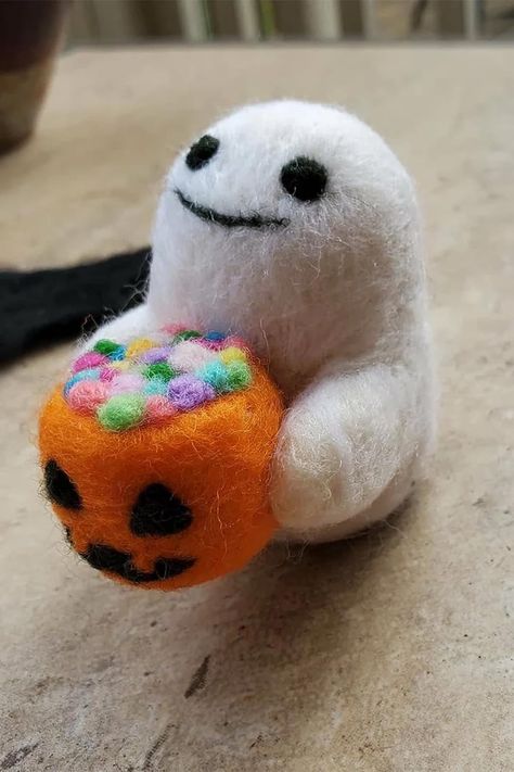 Halloween Needle Felting Projects, Needle Felt Halloween Decorations, Halloween Felting Ideas, Halloween Needle Felting Ideas, Needle Felted Halloween Ideas, Fall Needle Felting Ideas, Needle Felted Ghost, Needle Felt Halloween, Needle Felting Halloween