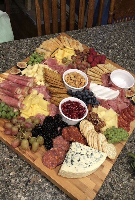 Cuttery Board Party, Charcuterie Board Fun, Meat Boards Cheese Plates, Meat Cheese And Cracker Charcuterie Board, Meat Cheese Cracker Charcuterie Board, Charcuterie Lunch, Meat Cheese And Nut Board, Sharqutery Board With Food, Charcuterie Appetizers