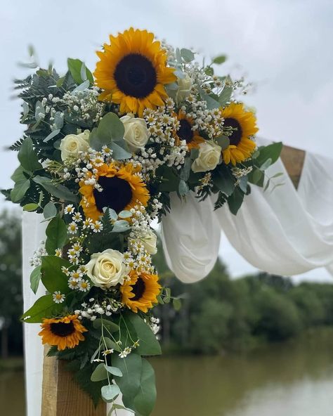 Sunflower Ceremony Arch, Mint Green And Sunflower Wedding, Sunflower Eucalyptus Centerpiece, Wedding Flower Arrangements With Sunflowers, Sunflower Alter Wedding, Sunflower Wedding Venue Ideas, Emerald Sunflower Wedding, Emerald Green Sunflower Wedding, Sunflower Wedding Arbor