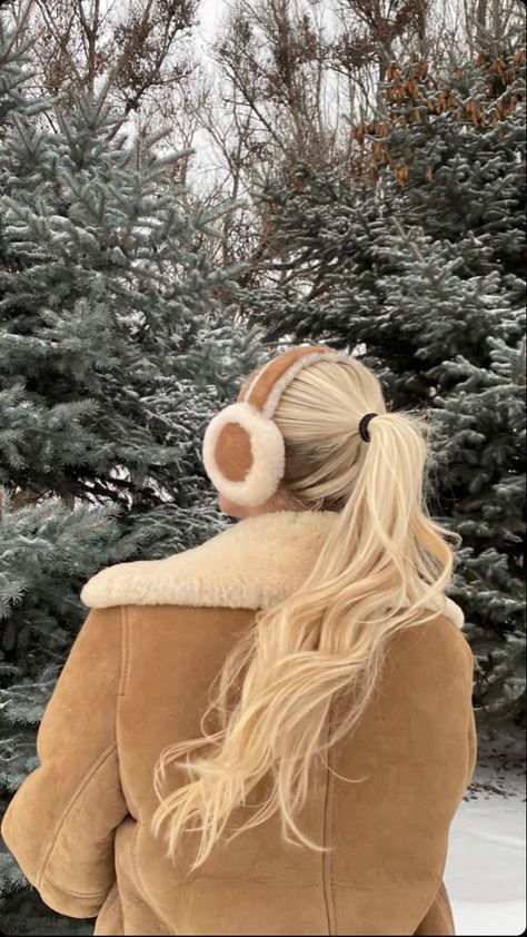 Earmuffs Outfit, Fluffy Earmuffs, Ugg Earmuffs, Cozy Snow, Classy Hats, Seasons Photography, Sheepskin Gloves, Leather Gloves Women, Aesthetic Cozy