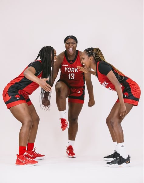 Fun Basketball Team Photos, Basketball Trio Poses, College Basketball Photoshoot, College Sports Media Day Poses, Group Basketball Pictures, Duo Sports Poses, Basketball Media Day Pictures Women, Media Day Ideas Sports, Sport Team Photoshoot Ideas