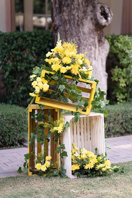 Haldi Table Centerpiece, Indian Wedding Decoration Ideas, Decor With Lanterns, Wedding Decorations Indian, Wedding Decor Indian, Ambience Decor, Decor Indian Wedding, Cocktail Decor, Oak Decor