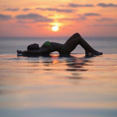 Ocean Model Photography, Sunset Pool Pictures, Poses To Make Your Body Look Good, Pool Looks Women, Poolside Photoshoot Ideas, Poolside Shoot, Beach Modeling, Beach Fotos, Pool Poses