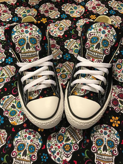 Sugarskull Converse Chuck Taylor Shoes by LoveChuckTaylors on Etsy Bandana Converse, Mexico Skull, Custom Converse Shoes, Pink Chucks, Black And White Converse, Chuck Taylor Shoes, Tie Sneakers, Skull Shoes, Custom Made Shoes