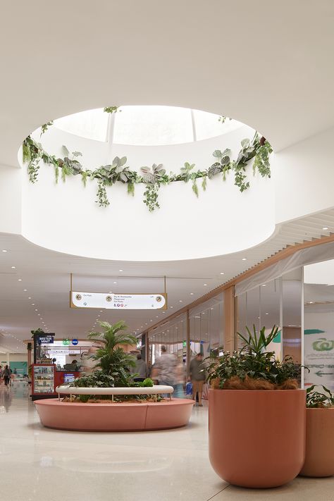 Interior architecture. Custom designed and manufactured mall seatling units and planters in GRC. Shopping Center Architecture, Shopping Mall Interior, Shopping Mall Design, Mall Food Court, Detail Arsitektur, Tropical Interior, Neoclassical Interior, Mall Design, Commercial Architecture