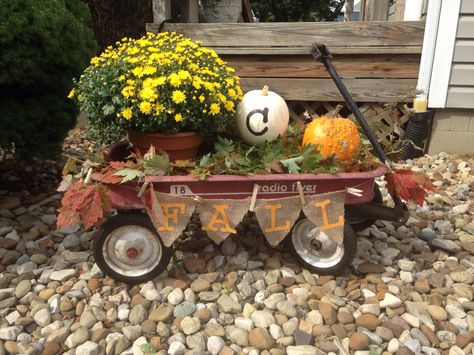 Old Red Wagon Ideas Yards, Fall Red Wagon Display, Fall Decorations With Wagon, Unique Planters Ideas, Wagon Fall Decor Ideas, Red Wagon Fall Decor, Radio Flyer Wagon Ideas Front Porches, Wagon Decor Outdoor, Fall Wagon Display