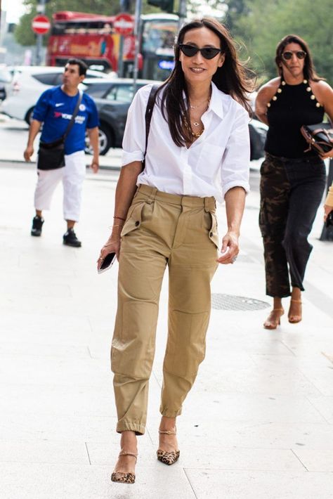 6 of the World's Most Stylish People Show Us How to Wear Cargo Pants Now Cargo Pants Women Outfit Chic, Cargo Pant Outfits, Moda Safari, Cargo Pants Women Outfit, Best Cargo Pants, Beige Cargo Pants, Jogger Outfit, Cargo Outfit, Cargo Pants Outfits