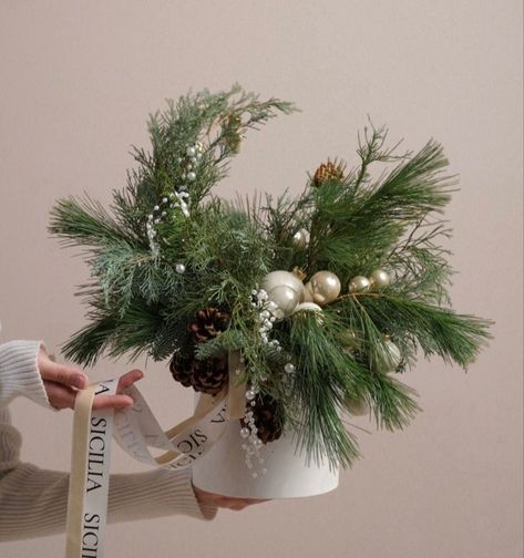 Table Floral Decorations, Holiday Flower Arrangements, Xmas Flowers, Christmas Urns, Snowy Christmas Tree, Christmas Luxury, Holiday Organization, Holiday Deco, Holiday Flower