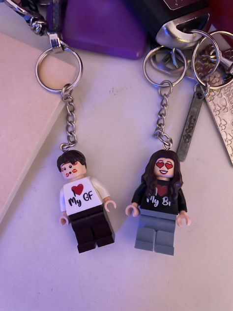 Lego Couple Keychain, Lego Boyfriend, Spiderman Y Hello Kitty, Lego Couple, Hello Kitty Couple, Kitty Couple, Cute Date Ideas, Teenage Love, Bf Gifts