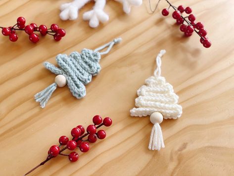 Free Pattern: Minimalist Christmas Trees Christmas Crochet Tree, Christmas Tree Knitting Pattern, Crochet Ornaments Free Pattern, Crochet Christmas Ornaments Free Pattern, Christmas Knitting Projects, Knit Christmas Ornaments, Knitted Christmas Decorations, Crochet Christmas Trees Pattern, Knitting Room