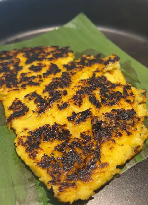 Riguas de Elote (Sweet corn pancakes) Corn Pancakes, Hispanic Recipes, Hispanic Food, Sweet Corn, Treat Recipe, Street Food, Pancakes, Corn, At Home