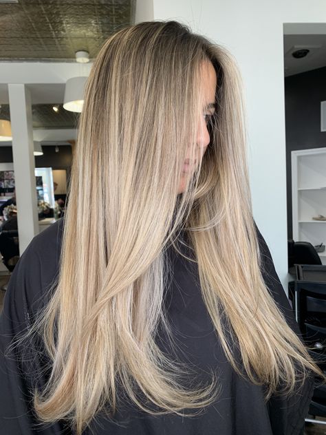 Blonde Balayage Beige, Dark To Light Blonde Balayage, Beige Blonde Hair Dark Roots, Baby Lights Beige, Beige Blonde Balayage Brunette, Baby Lights Rubio, Dark Blonde To Light Blonde Balayage, Baby Light Balayage, Straight Blonde Balayage