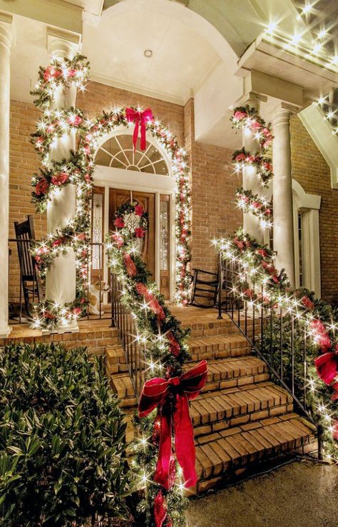 front porch garland and christmas lights Christmas House Lights, Centerpiece Christmas, Christmas Yard Decorations, Christmas Porch Decor, Front Porch Christmas Decor, Christmas Yard, Décor Boho, Christmas Porch, Décor Diy