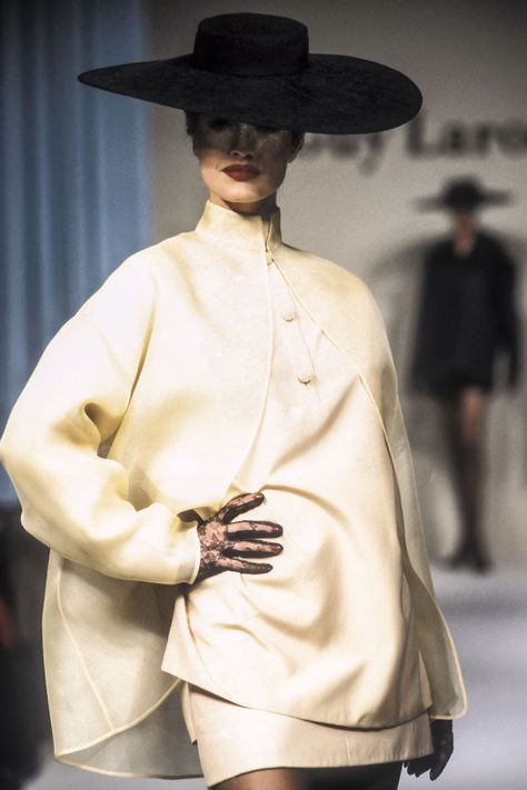 Guy Laroche - Spring 1994 Couture 90s Vintage Fashion, Vintage Fashion Style, Karen Mulder, Guy Laroche, Beauty And Fashion, 90s Vintage, Couture Fashion, 90s Fashion, Timeless Fashion