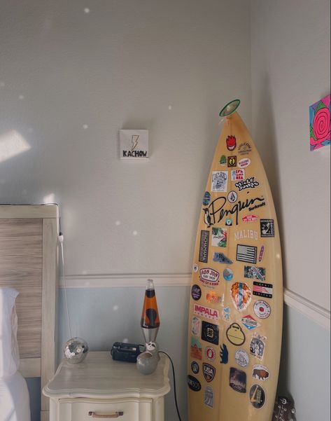 Surf Themed Room, Surfer Girl Room Aesthetic, Surfboard Room Decor, Surf Room Aesthetic, Surf Beach House, Beachy Room Aesthetic, Surf Interior, Surfboard Room, House Room Design