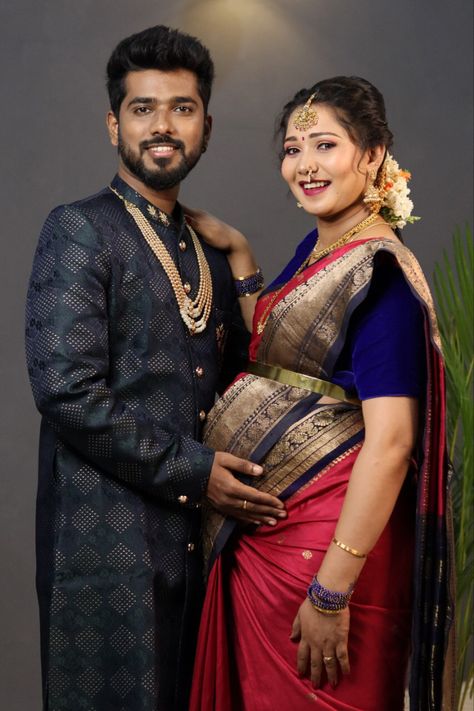 Valakappu Saree, Srimantham Photoshoot Saree, Srimantham Stills Photo, Srimantham Photoshoot, Traditional Maternity Shoot, Indian Maternity Photos, Shower Poses, Shower Couple, Maternity Gown Photography