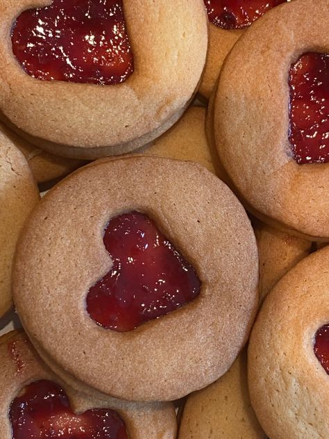 Heart Jam Cookies, Jam Biscuits, Cookies Heart, Bakers Gonna Bake, Types Of Desserts, Jam Cookies, Biscuit Bake, Black Color Hairstyles, Easy Sugar Cookies