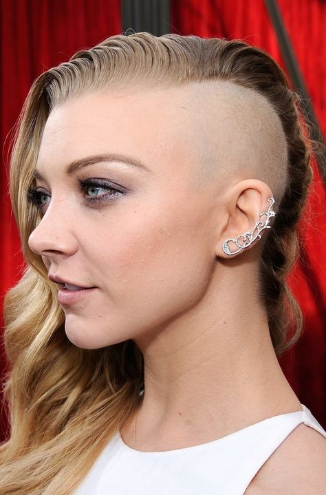 Hunger Games star Natalie Dormer had to shave half her head for the role of Cressida, and fully embraced it off-screen. | The 27 Most Important Hair Moments Of 2014 Half Shaved Head Hairstyle, Half Shaved Head, Undercut Hairstyles Women, Stars D'hollywood, Half Shaved Hair, Shaved Side Hairstyles, Half Shaved, Edgy Haircuts, Rose Mcgowan