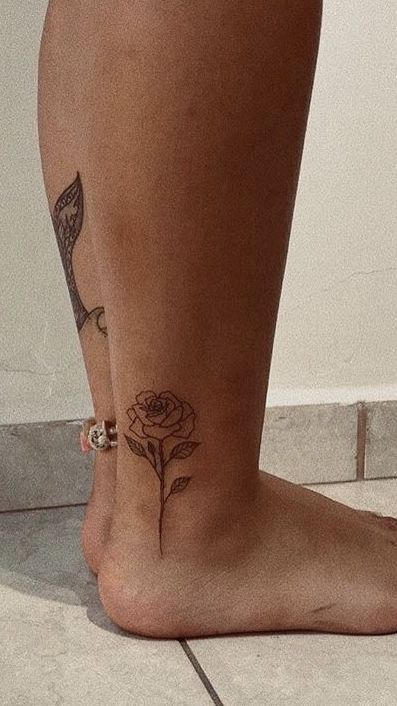 Rose On Ankle Tattoo, Ankle Tattoo Black Women, Ancle Tatoos Woman, Rose Ankle Tattoo, Rose Foot Tattoo, Inner Ankle Tattoos, Feminine Arm Tattoos, Rose Tattoo On Ankle, Tattoos Foot