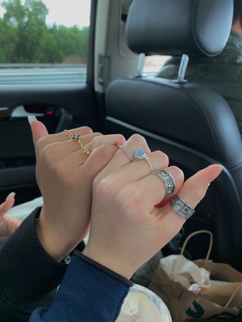 Matching Rings Aesthetic Friends, Matching Rings Best Friends, Matching Friend Jewelry, Friendship Jewelry Aesthetic, Friendship Rings Aesthetic, Matching Bestie Rings, Best Friend Jewelry Aesthetic, Bff Rings For 2 Aesthetic, Matching Friendship Rings