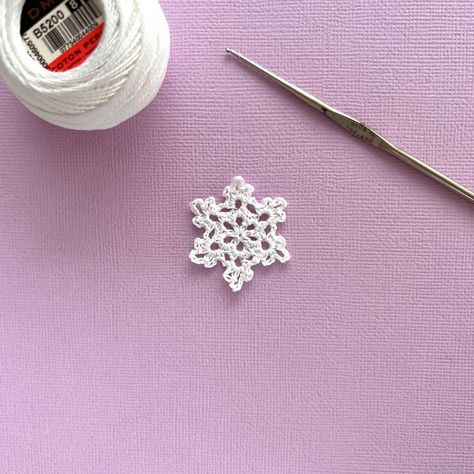 Free Crochet Snowflake Patterns, Dainty Crochet, Crochet Christmas Snowflakes, Crochet Ornament Patterns, Crochet Snowflake, Cute Halloween Decorations, Crochet Snowflake Pattern, Crochet Xmas, Quick Crochet Patterns